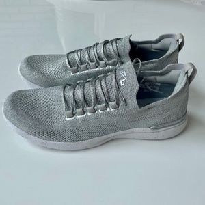 APL 10.5 Mens Techloom Breeze Metallic Silver/White NWOT